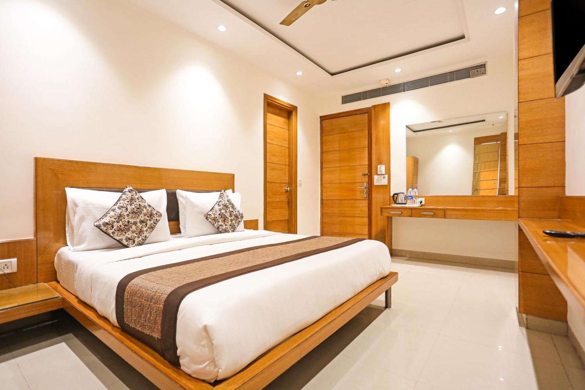 Hotel Silky Palace Near Igi Airportt 新德里 外观 照片