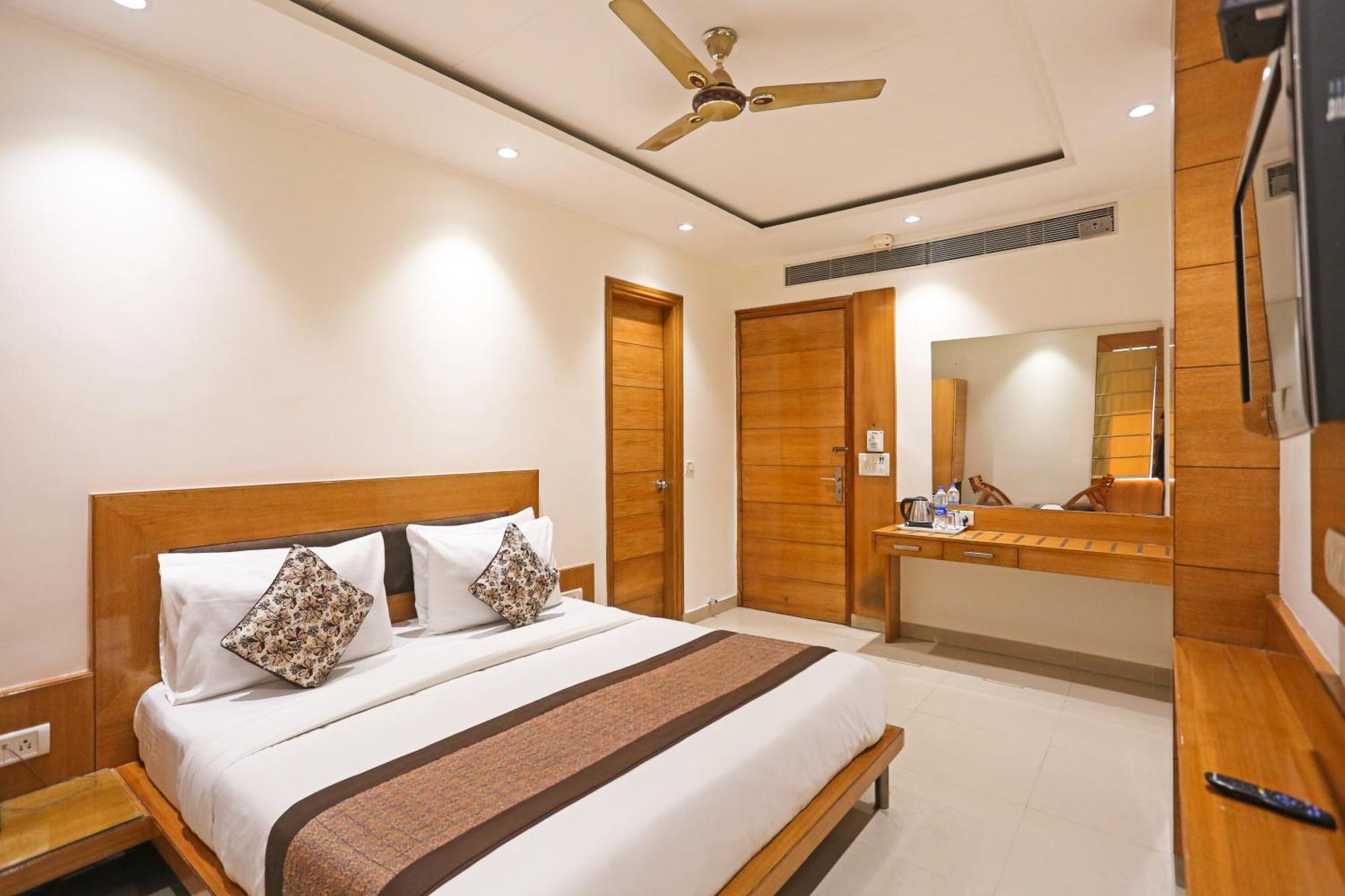 Hotel Silky Palace Near Igi Airportt 新德里 外观 照片