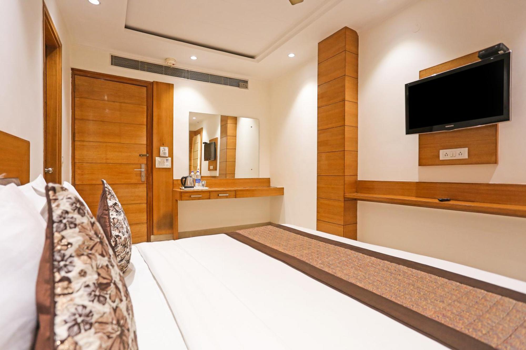 Hotel Silky Palace Near Igi Airportt 新德里 外观 照片