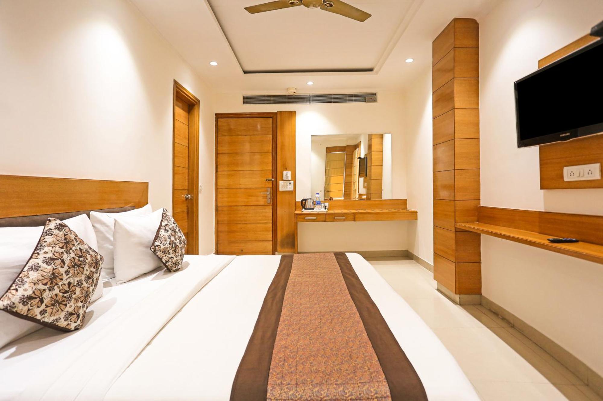 Hotel Silky Palace Near Igi Airportt 新德里 外观 照片